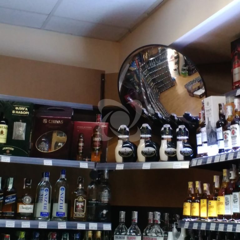оглядове опукле дзеркало в магазині алкогольних напоїв